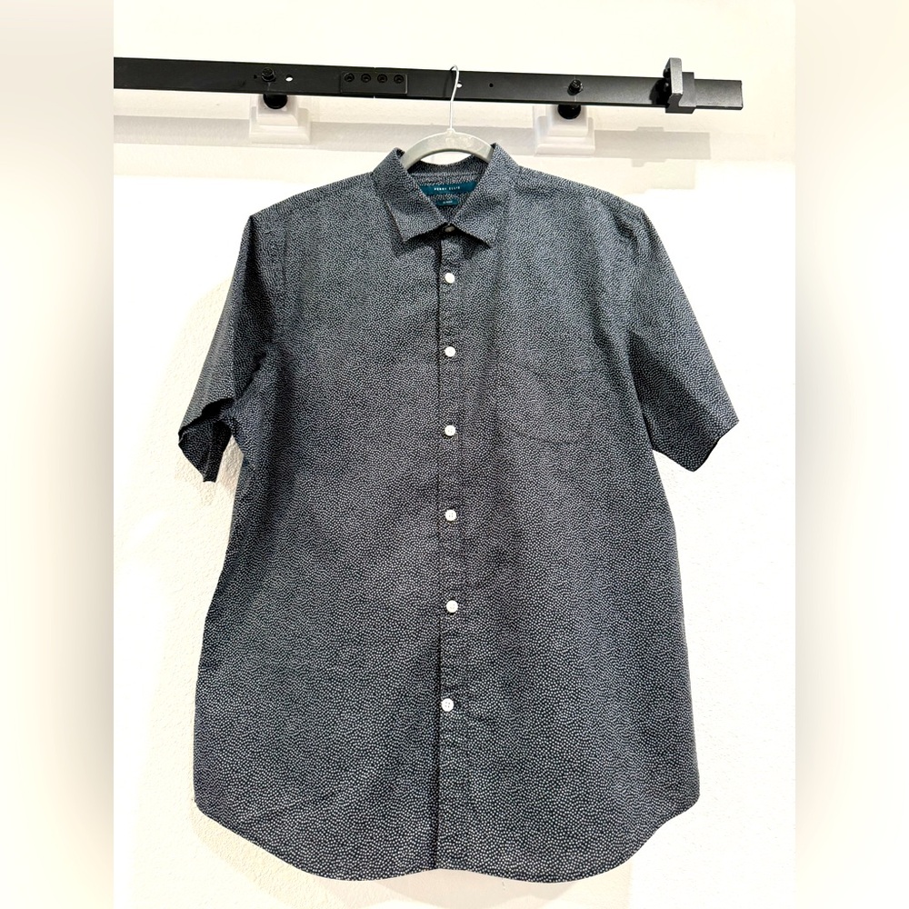 Perry Ellis slim fit men’s large button down. Like new! Short sleeve 100% cotton